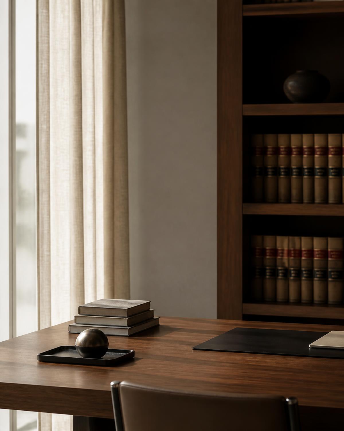 Detalhe de mesa de trabalho em madeira e estante do escritório